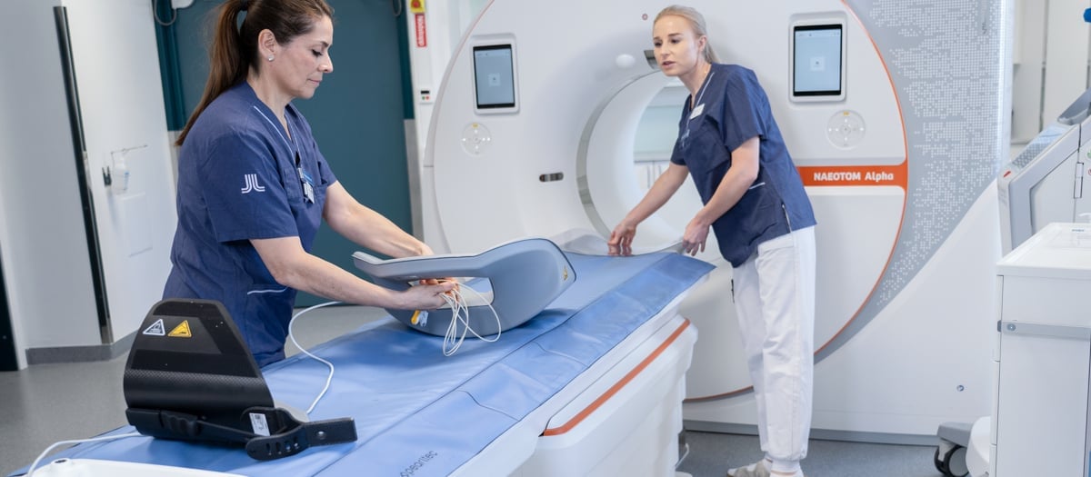 En kvinnlig läkare och en kvinnlig sjuksköterska vid en röntgen.