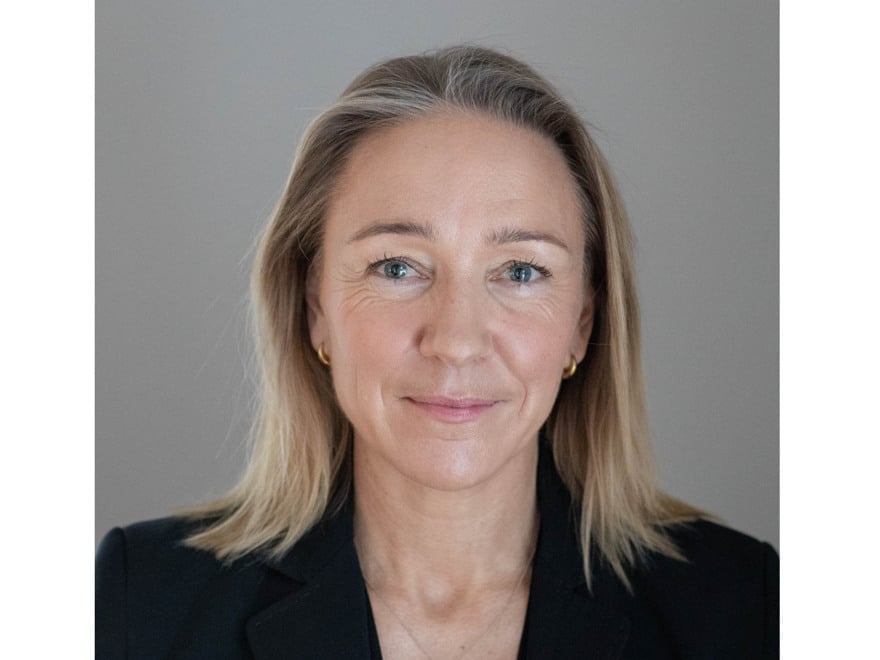 En kvinna med blont hår som bär en svart jacka. Forskar på epilepsi.