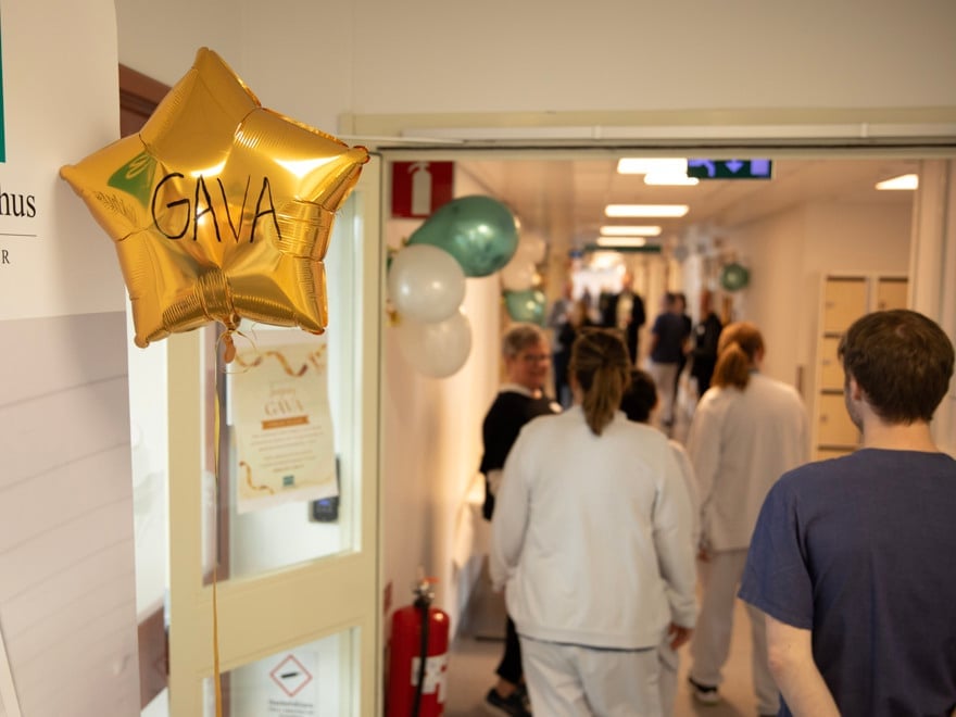 En grupp sjukvårdspersonal som går längs en korridor.