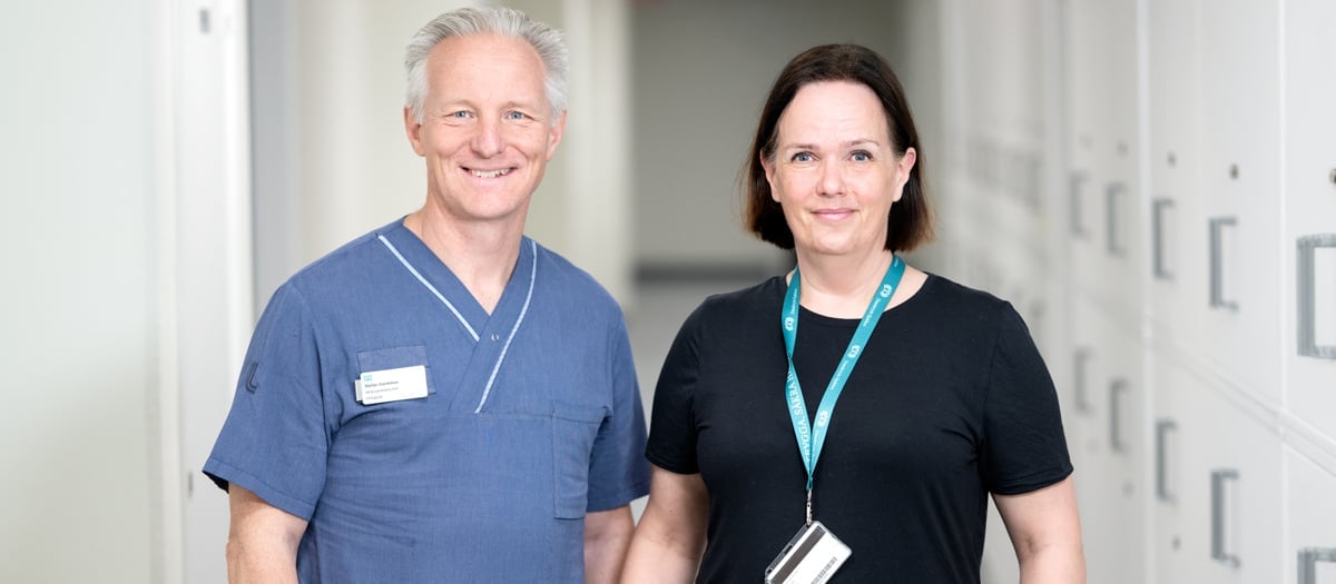 Verksamhetschefen för ortopeden, Stefan Gantelius bredvid sjukhusdirektör Caroline Hällsjö Sander.